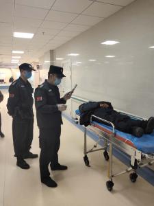 隊員在達州市中心醫(yī)院急診科處理三無患者